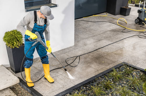 Best Garage Pressure Washing  in Manitowoc, WI